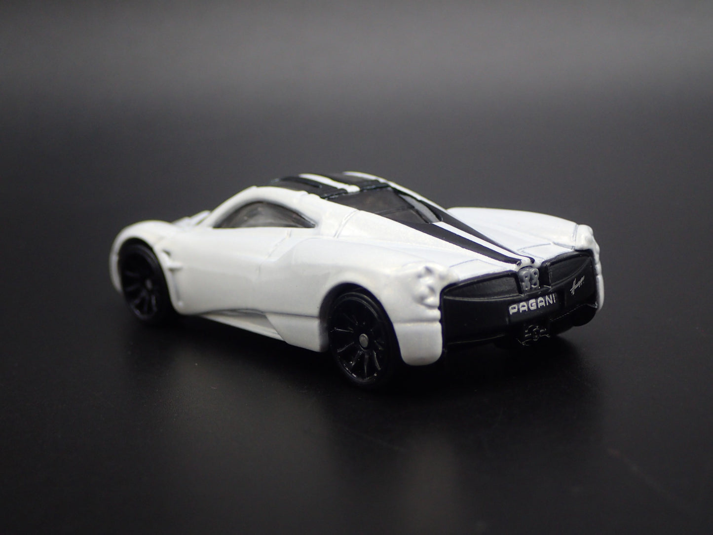 2011-2018 PAGANI HUAYRA SUPER CAR WHITE 1/64 SCALE DIORAMA DIECAST MODEL CAR