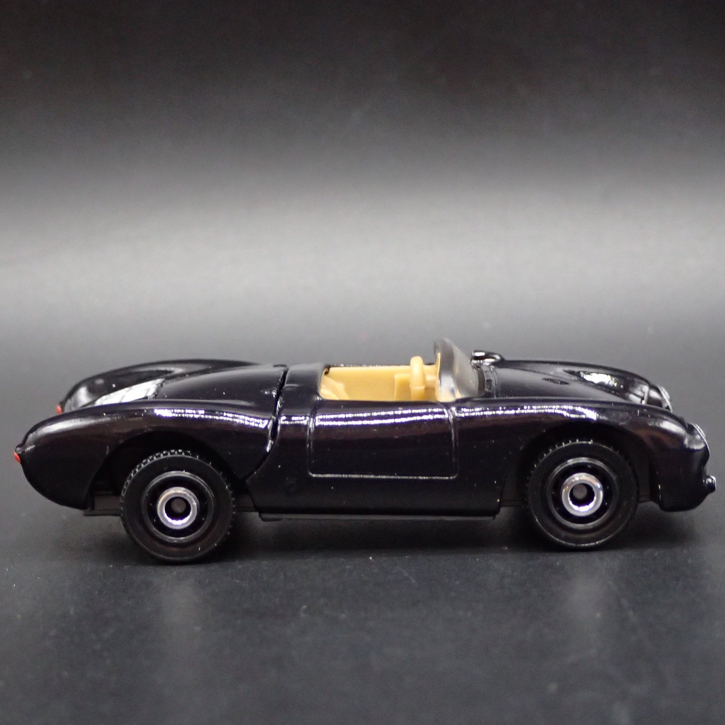 1953-1956 PORSCHE 550 SPYDER 1:64 SCALE COLLECTIBLE DIORAMA DIECAST MODEL CAR