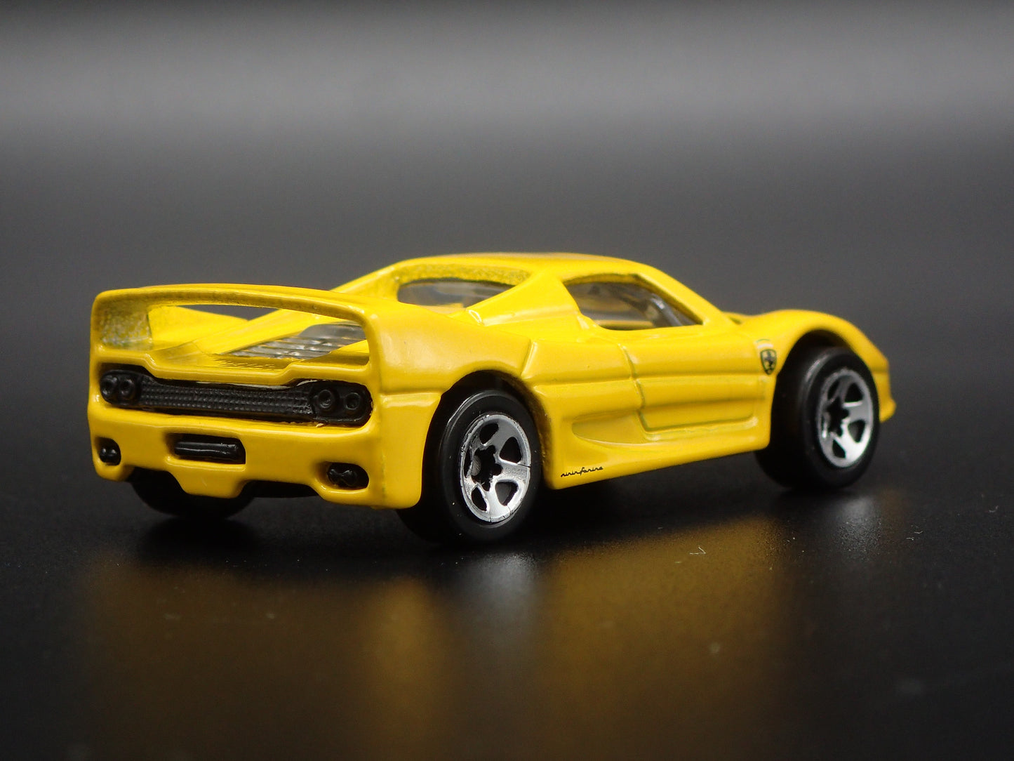 1995-1997 FERRARI F50 SUPER CAR 1:64 SCALE COLLECTIBLE DIORAMA DIECAST MODEL CAR