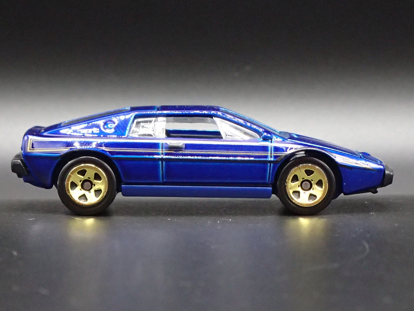 1988-1994 LOTUS ESPRIT BLUE 1:64 SCALE COLLECTIBLE DIORAMA DIECAST MODEL CAR
