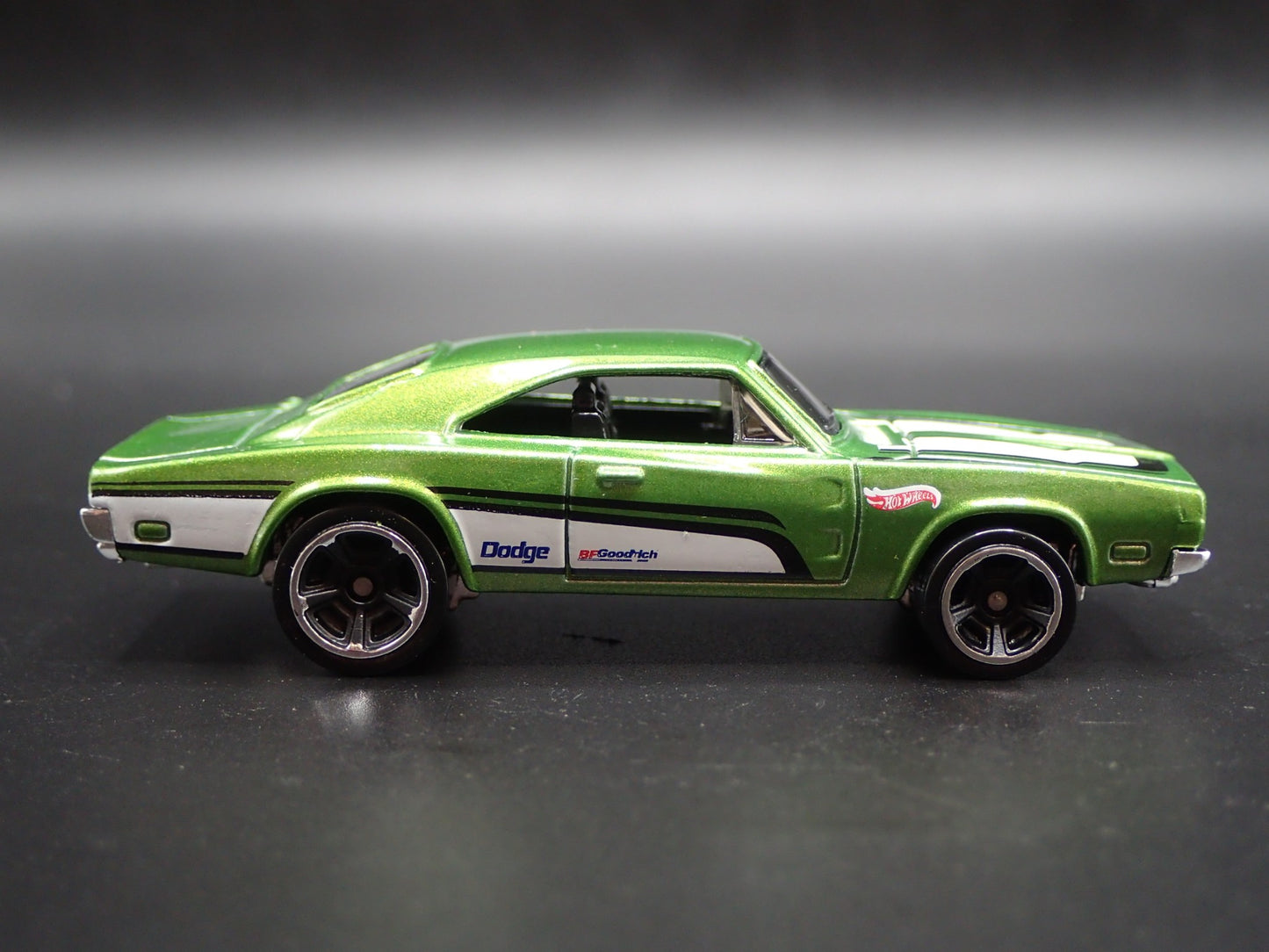 1969 69 DODGE CHARGER 500 GREEN 1:64 SCALE COLLECTIBLE DIORAMA DIECAST MODEL CAR