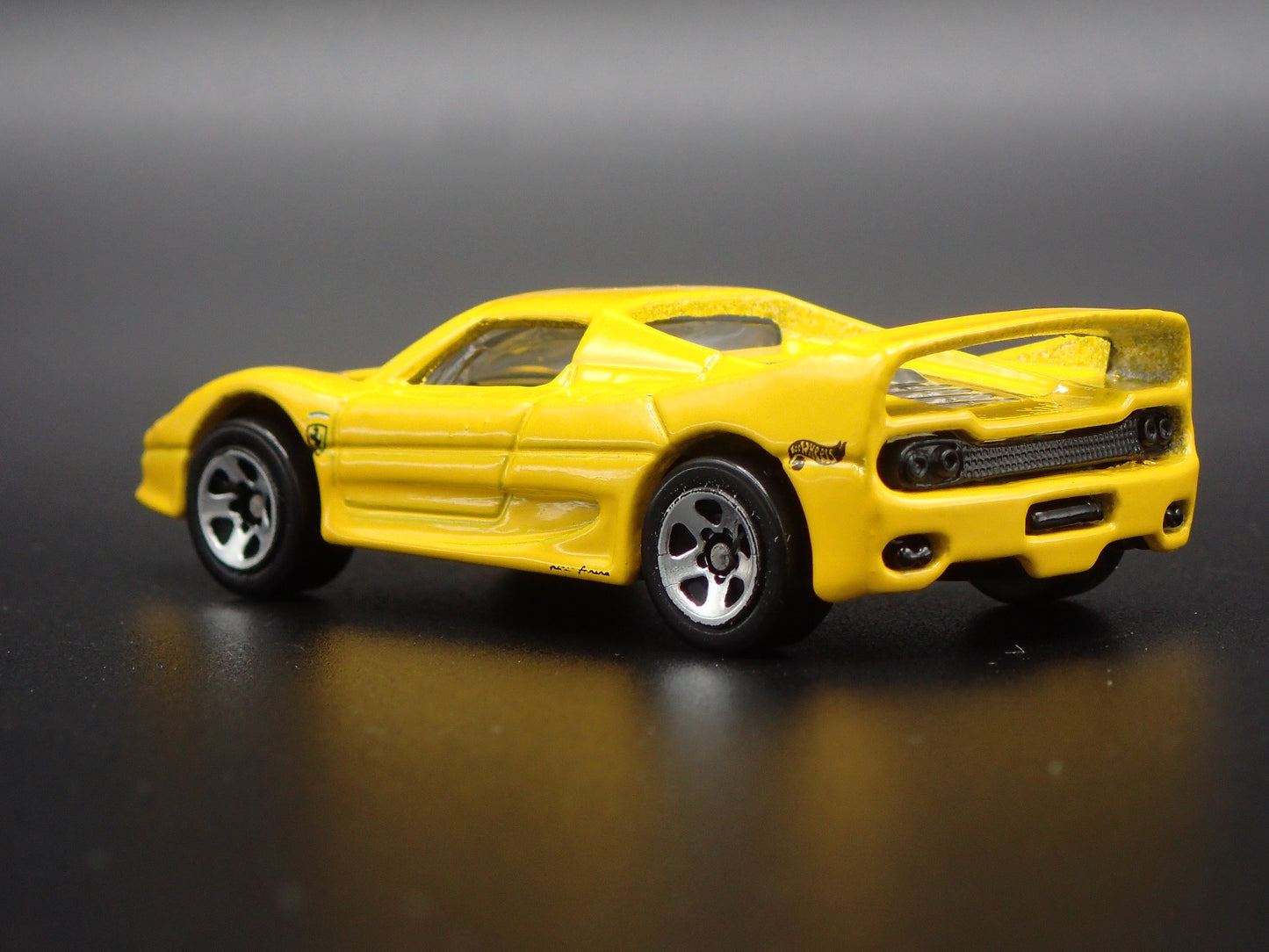 1995-1997 FERRARI F50 SUPER CAR 1:64 SCALE COLLECTIBLE DIORAMA DIECAST MODEL CAR