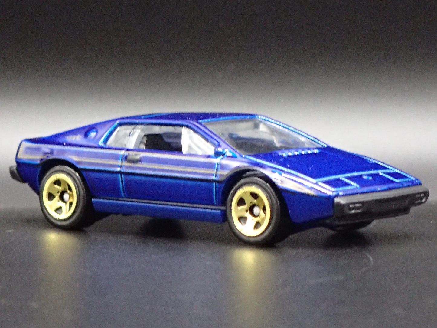 1988-1994 LOTUS ESPRIT BLUE 1:64 SCALE COLLECTIBLE DIORAMA DIECAST MODEL CAR