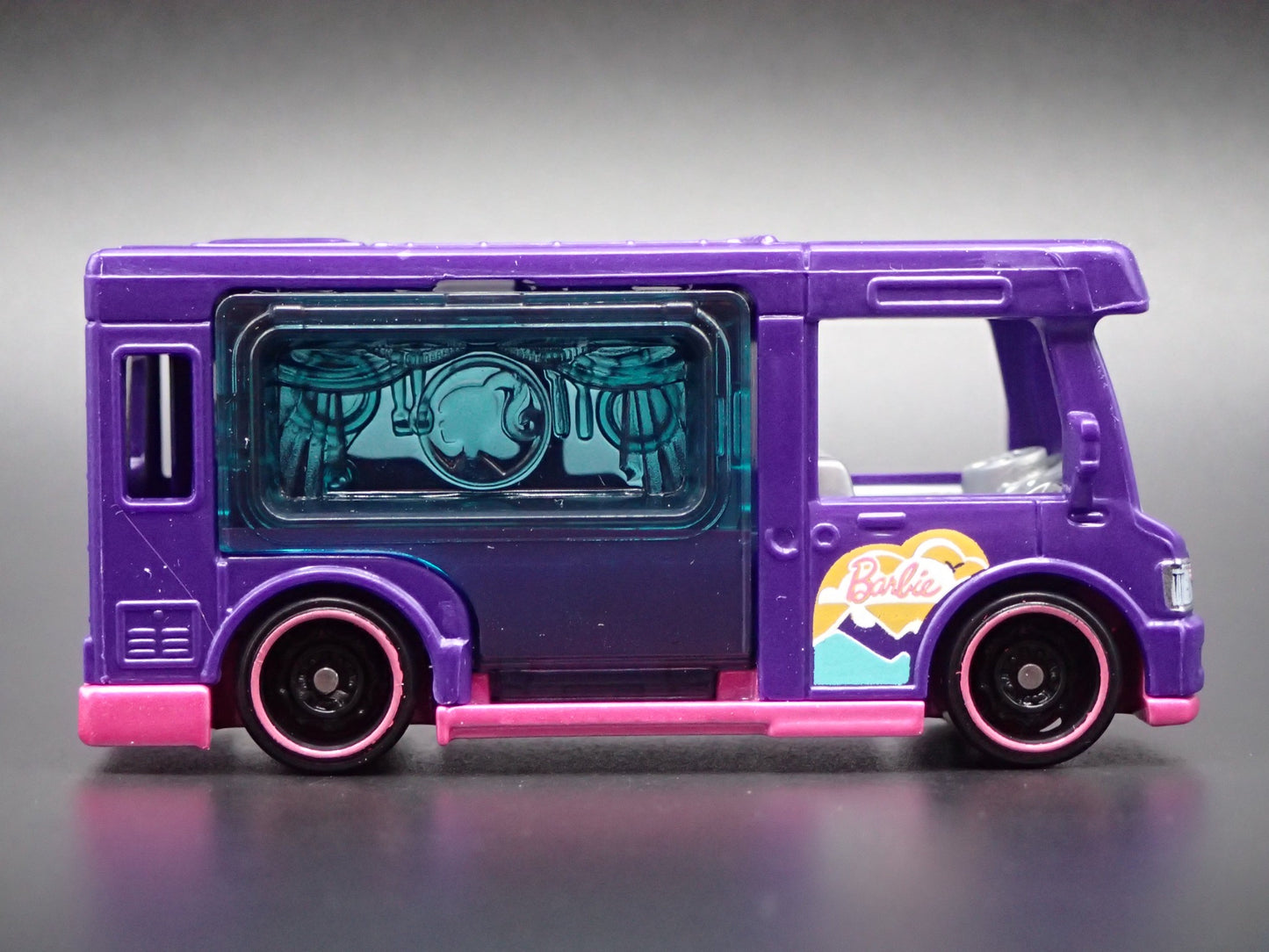 BARBIE DREAM CAMPER VAN  1:64 HW SCALE COLLECTIBLE DIORAMA DIECAST MODEL CAR
