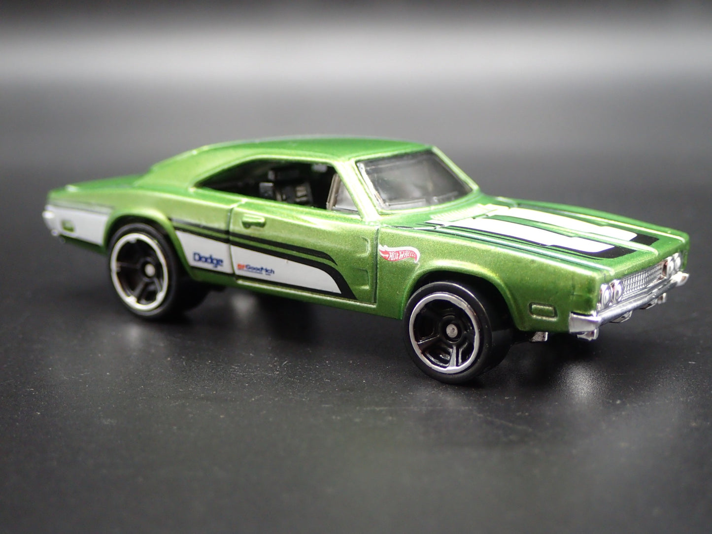 1969 69 DODGE CHARGER 500 GREEN 1:64 SCALE COLLECTIBLE DIORAMA DIECAST MODEL CAR