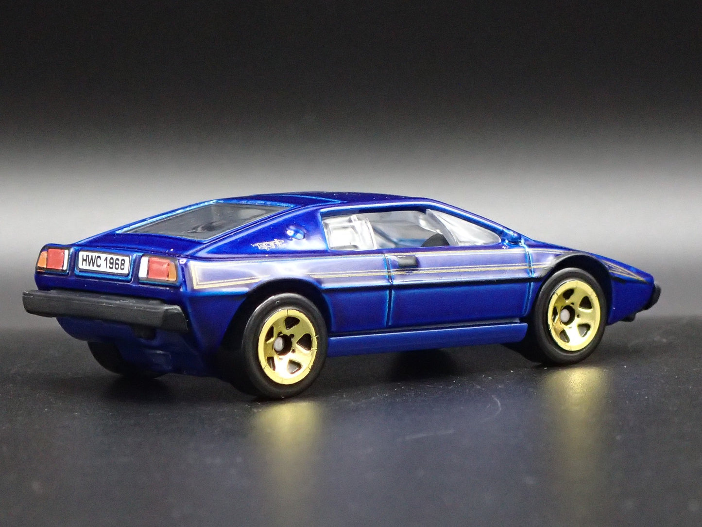 1988-1994 LOTUS ESPRIT BLUE 1:64 SCALE COLLECTIBLE DIORAMA DIECAST MODEL CAR
