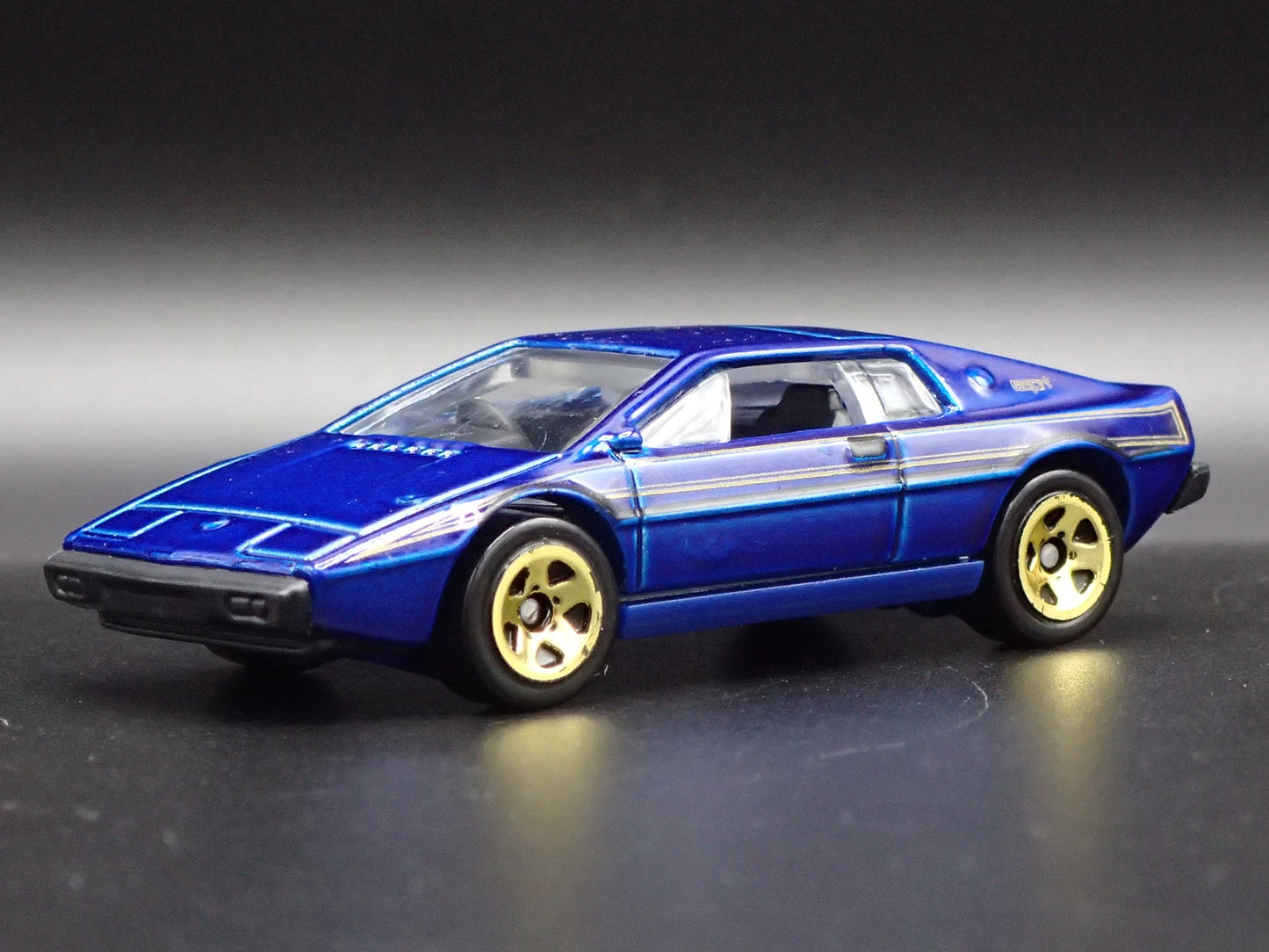 1988-1994 LOTUS ESPRIT BLUE 1:64 SCALE COLLECTIBLE DIORAMA DIECAST MODEL CAR