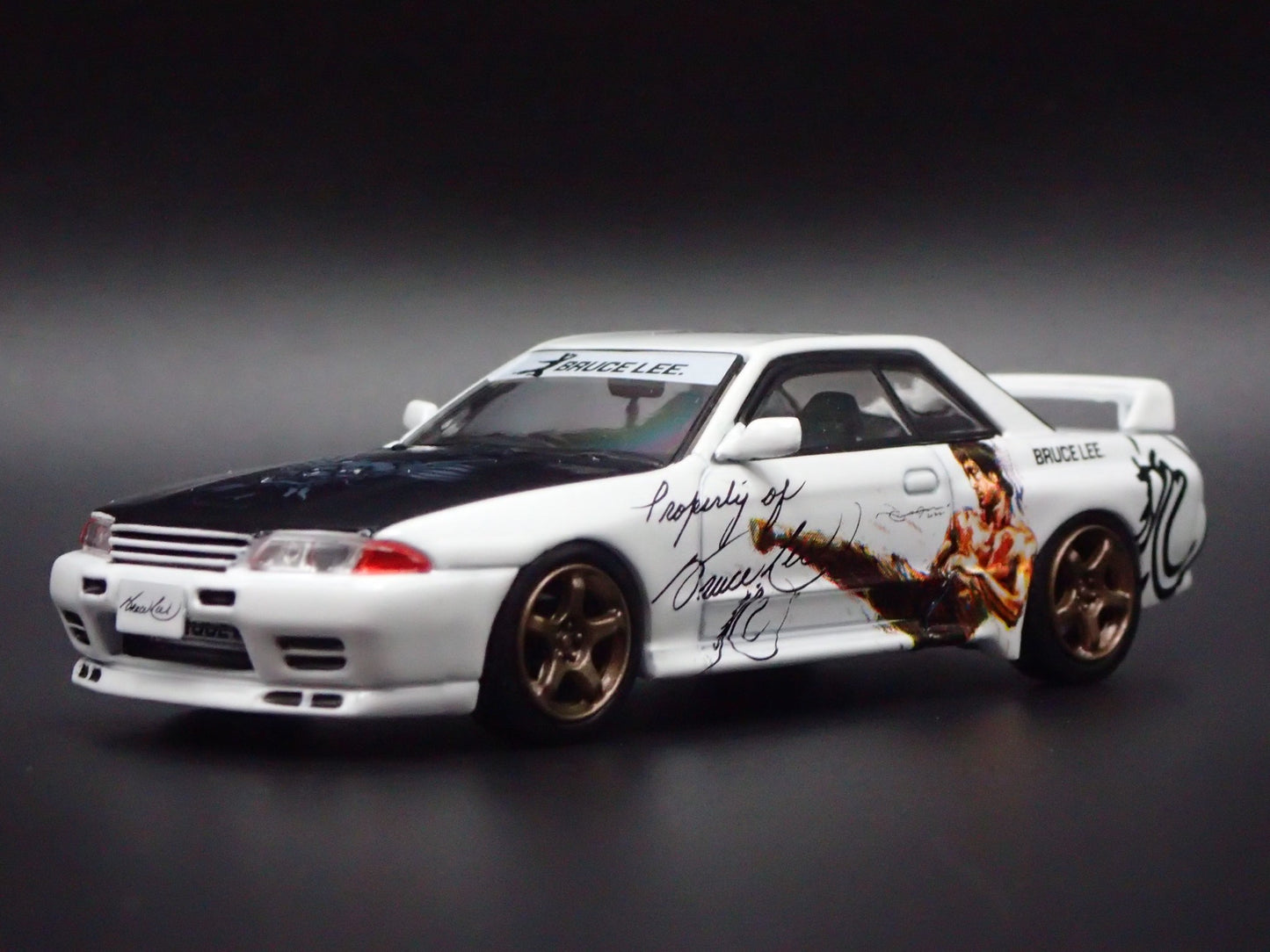 1989-1994 NISSAN SKYLINE GTR R32 BRUCE LEE 1:64 SCALE DIORAMA DIECAST MODEL CAR