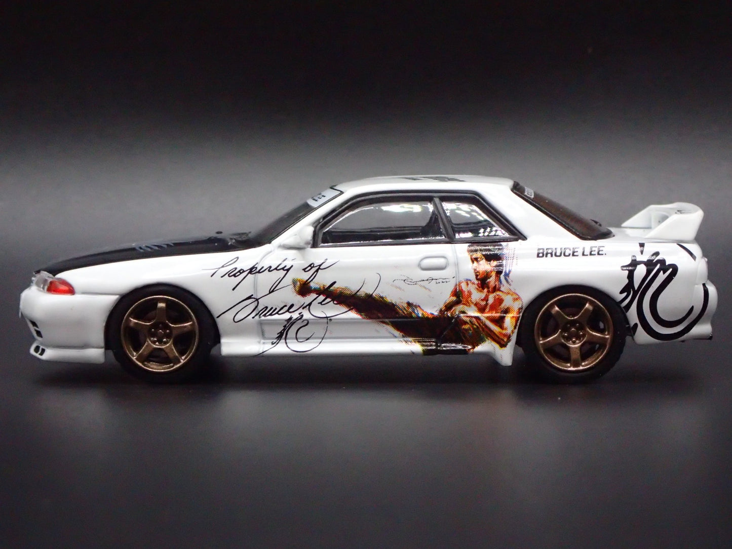 1989-1994 NISSAN SKYLINE GTR R32 BRUCE LEE 1:64 SCALE DIORAMA DIECAST MODEL CAR