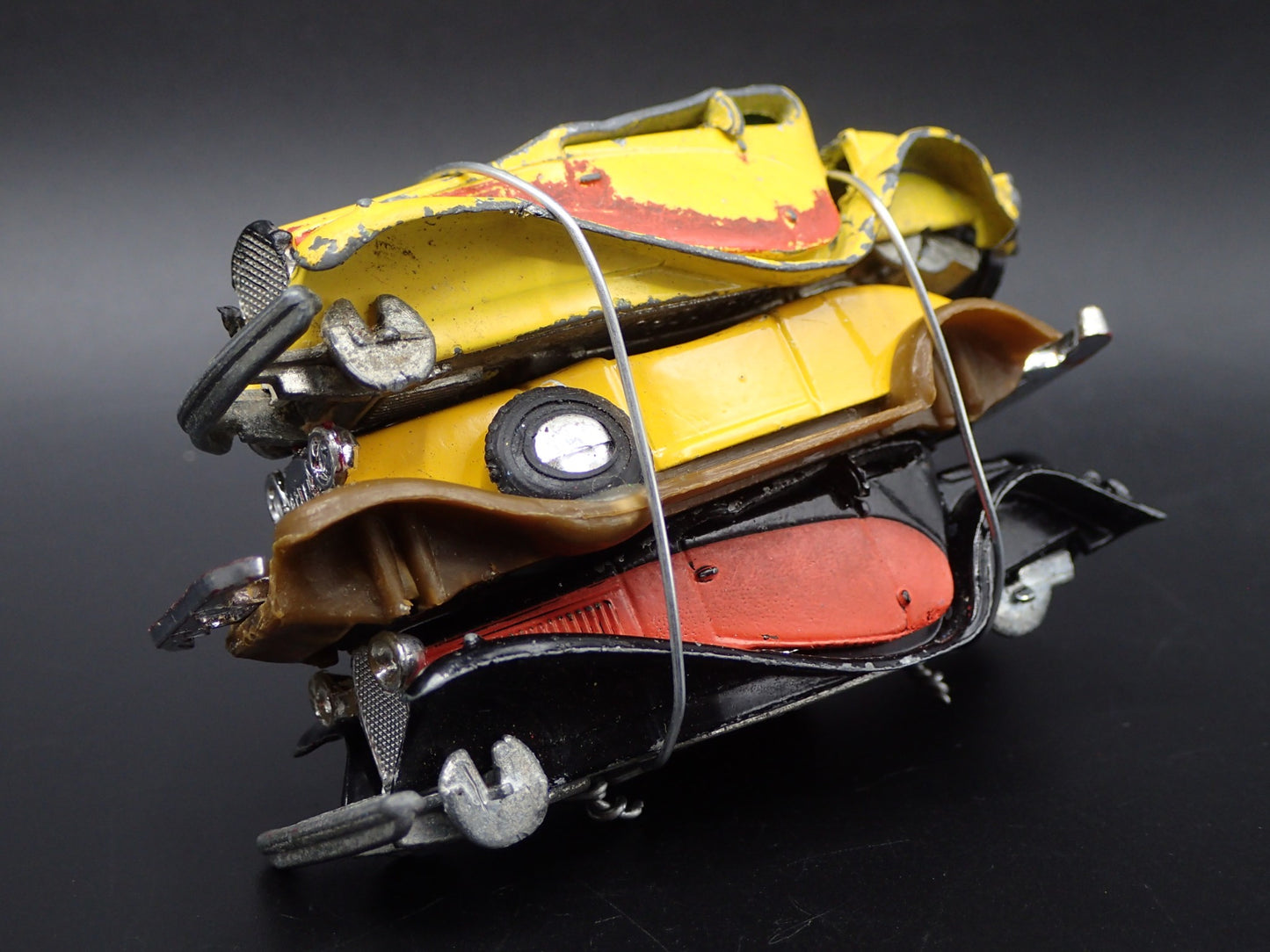 VINTAGE CLASSIC 3 CARS CRUSHED ON A FLATBED TRAILER 1:64 SCALE DIECAST MODEL CAR