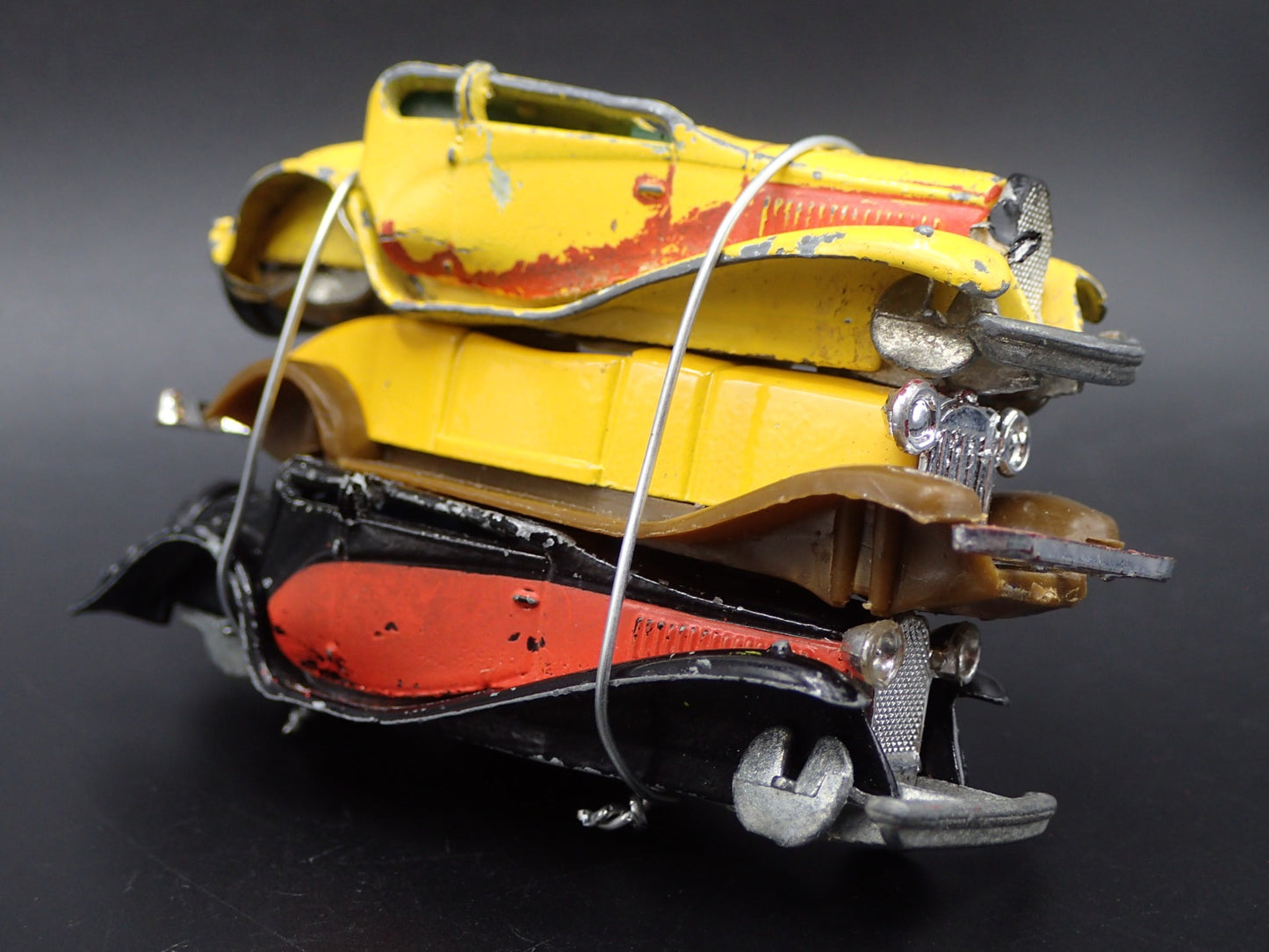 VINTAGE CLASSIC 3 CARS CRUSHED ON A FLATBED TRAILER 1:64 SCALE DIECAST MODEL CAR