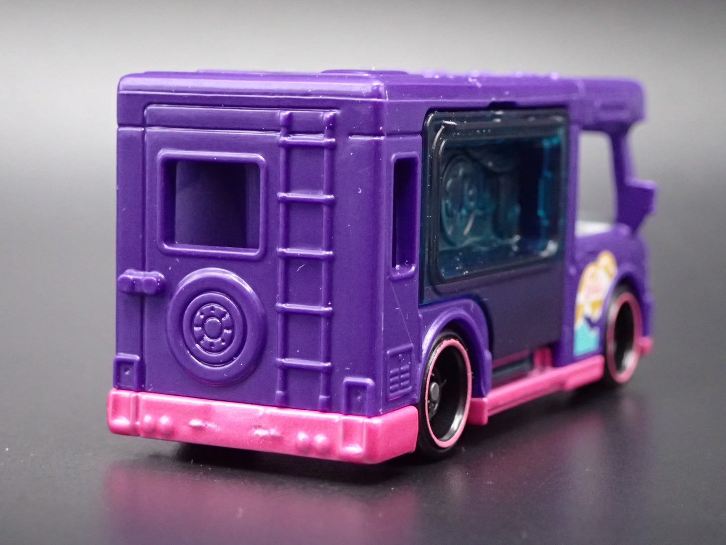 BARBIE DREAM CAMPER VAN  1:64 HW SCALE COLLECTIBLE DIORAMA DIECAST MODEL CAR