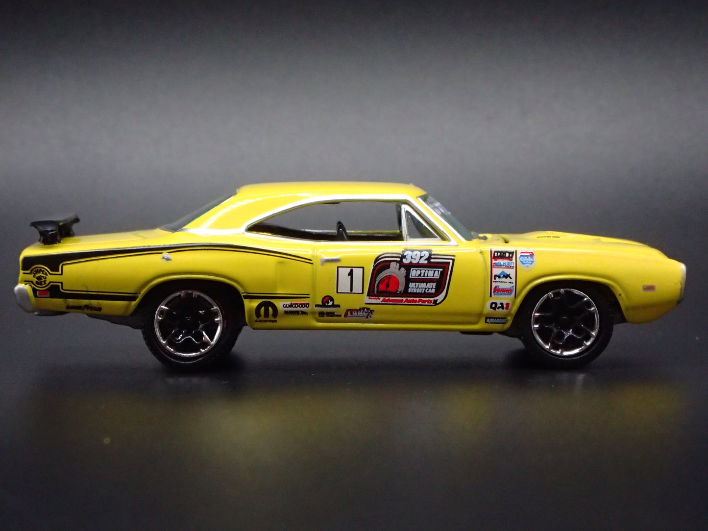 1970 70 DODGE SUPER BEE YELLOW 1:64 SCALE COLLECTIBLE DIORAMA DIECAST MODEL CAR