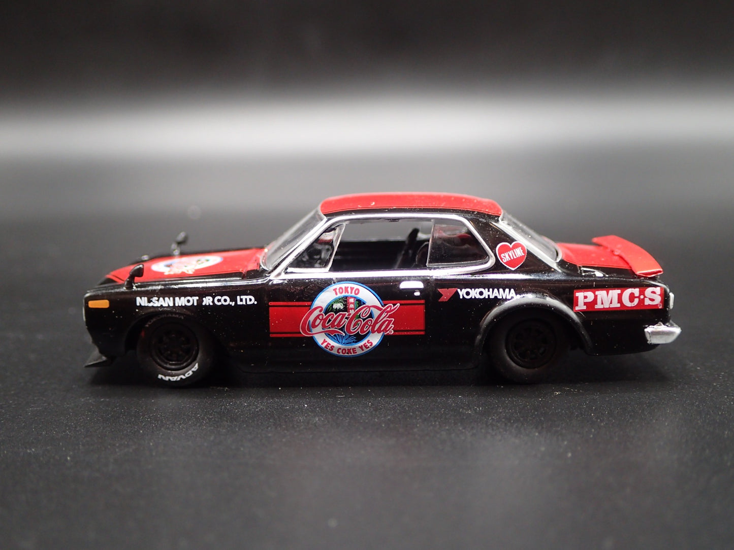 1971 71 NISSAN SKYLINE GTR COCA COLA YOKOHAMA BLACK 1:64 SCALE DIECAST MODEL CAR