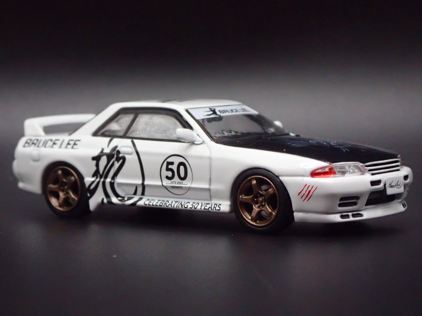 1989-1994 NISSAN SKYLINE GTR R32 BRUCE LEE 1:64 SCALE DIORAMA DIECAST MODEL CAR
