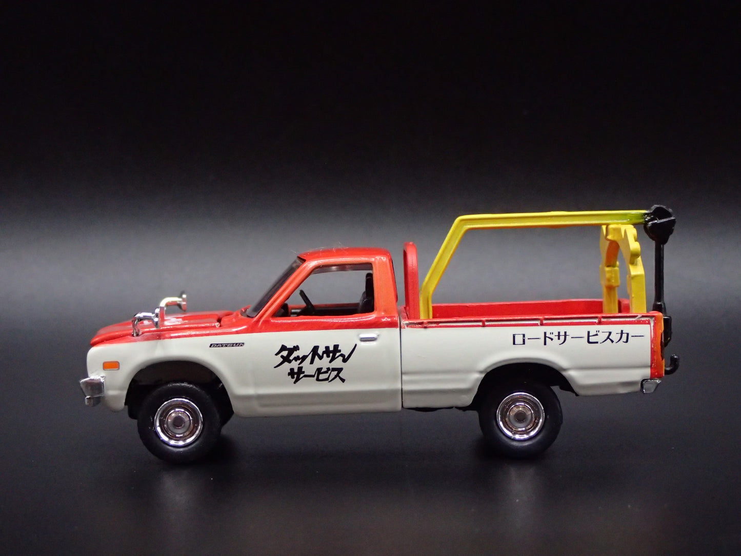 1978 78 DATSUN PICKUP TOW TRUCK 1:64 SCALE COLLECTIBLE DIORAMA DIECAST MODEL CAR
