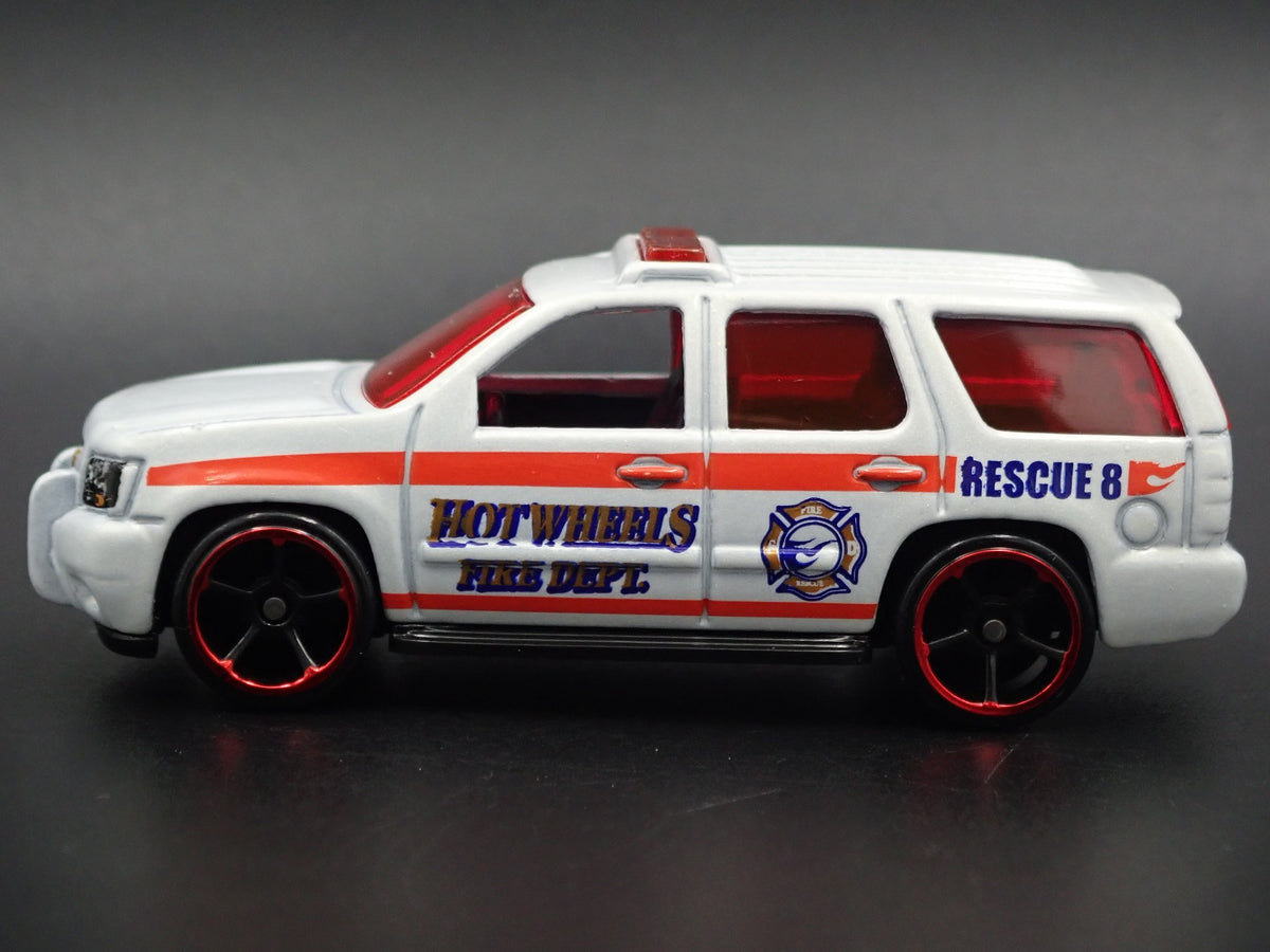 2007-2014 CHEVY CHEVROLET TAHOE FIRE DEPT 1:64 SCALE DIORAMA DIECAST MODEL CAR-Burning Rubber Toy Company