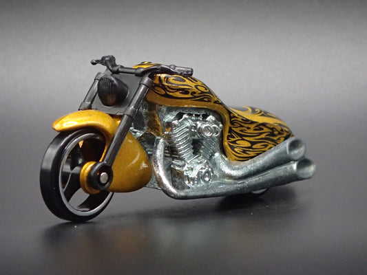 SCORCHIN SCOOTER MOTORCYCLE GOLD HOT WHEELS 1:64 HW SCALE DIECAST MODEL CAR
