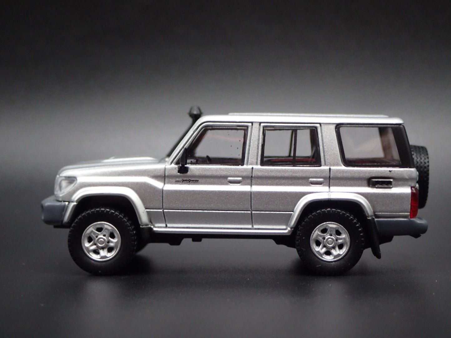 TOYOTA LAND CRUISER 70 SERIES 1/64 SCALE COLLECTIBLE DIORAMA DIECAST MODEL CAR