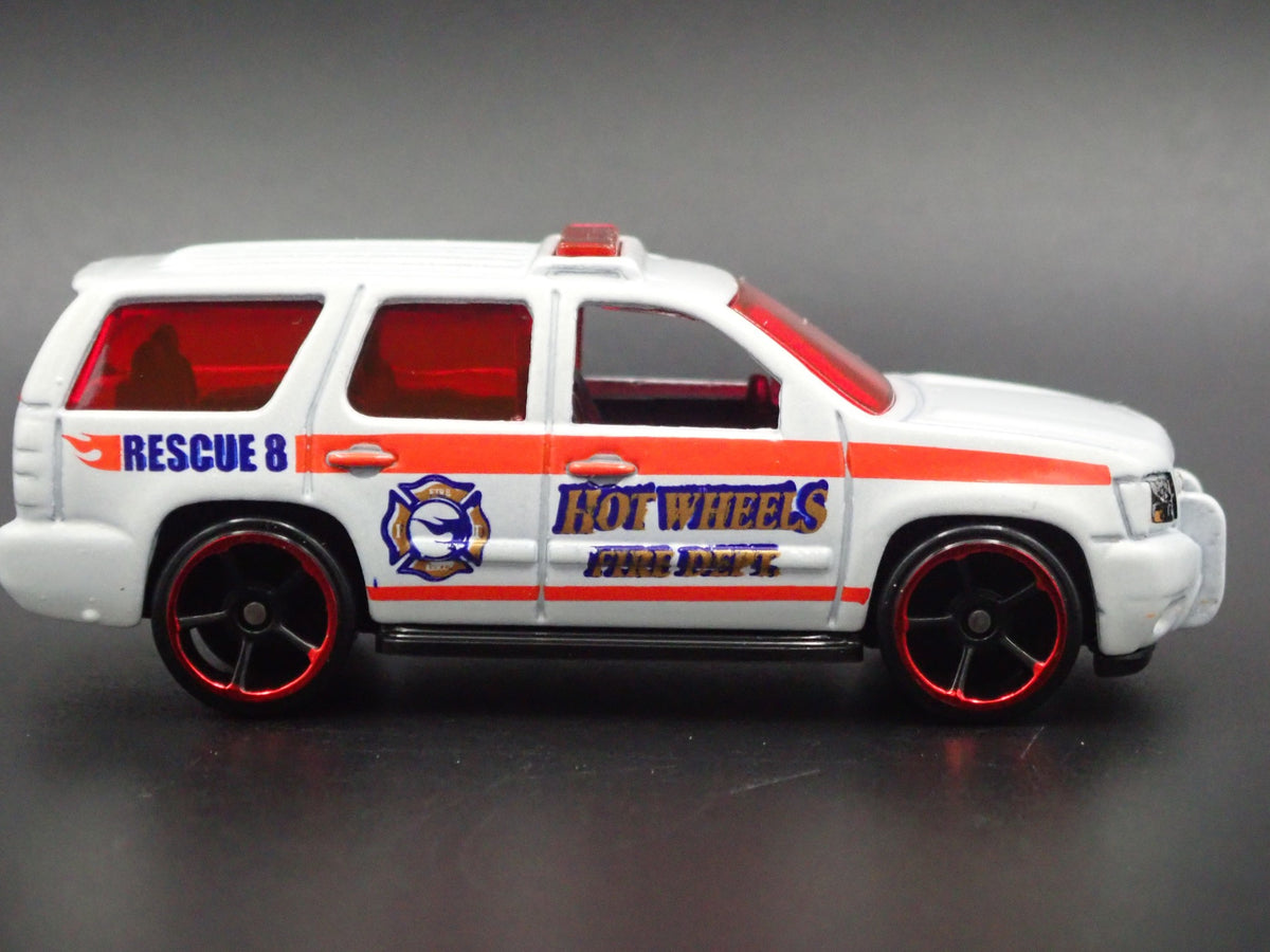 2007-2014 CHEVY CHEVROLET TAHOE FIRE DEPT 1:64 SCALE DIORAMA DIECAST MODEL CAR-Burning Rubber Toy Company