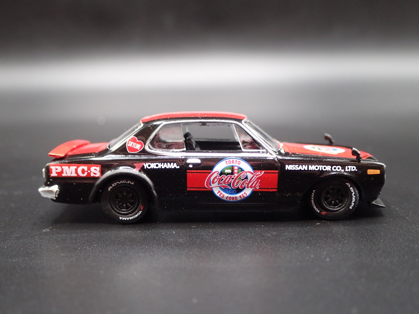 1971 71 NISSAN SKYLINE GTR COCA COLA YOKOHAMA BLACK 1:64 SCALE DIECAST MODEL CAR