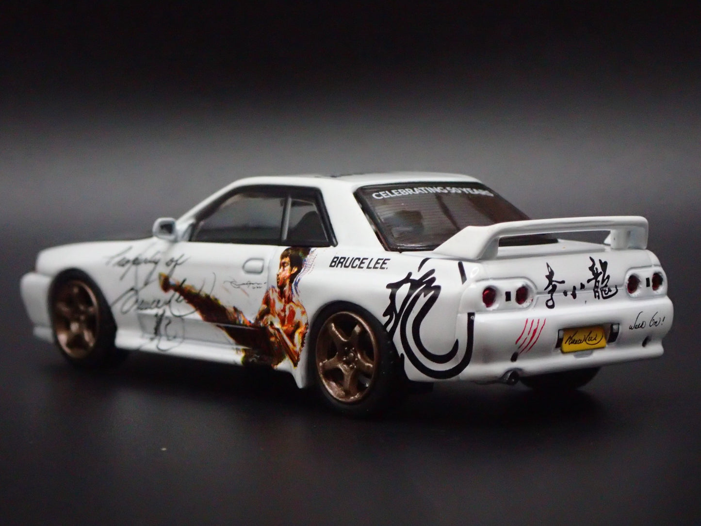 1989-1994 NISSAN SKYLINE GTR R32 BRUCE LEE 1:64 SCALE DIORAMA DIECAST MODEL CAR