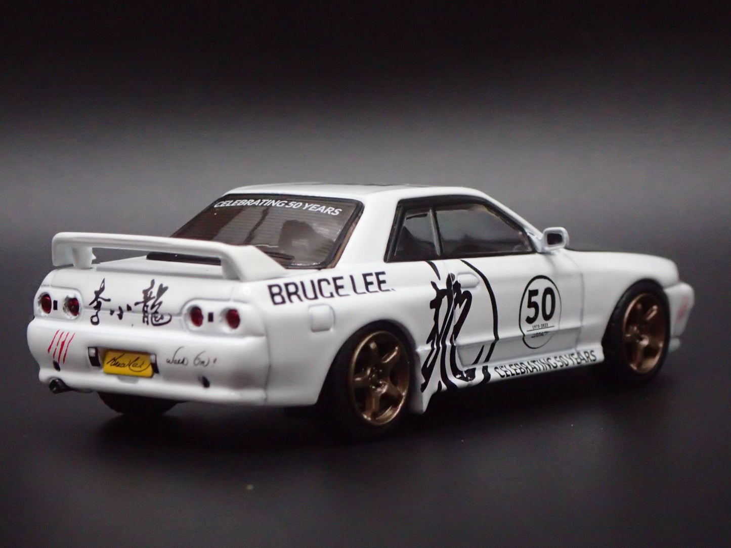 1989-1994 NISSAN SKYLINE GTR R32 BRUCE LEE 1:64 SCALE DIORAMA DIECAST MODEL CAR
