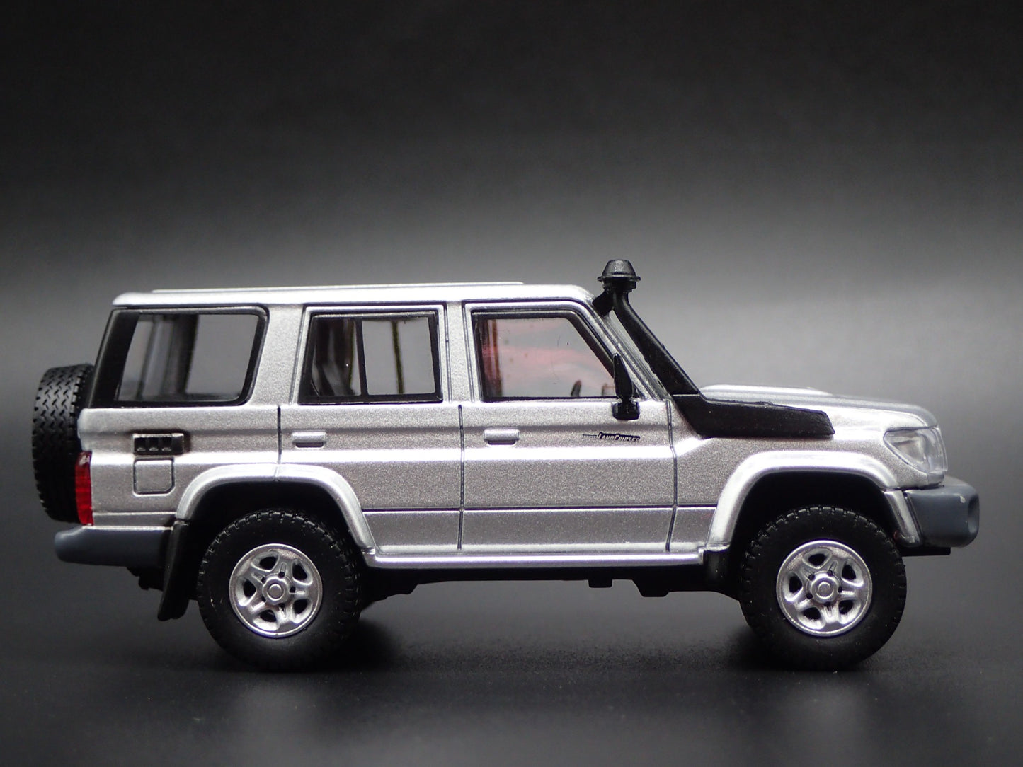 TOYOTA LAND CRUISER 70 SERIES 1/64 SCALE COLLECTIBLE DIORAMA DIECAST MODEL CAR