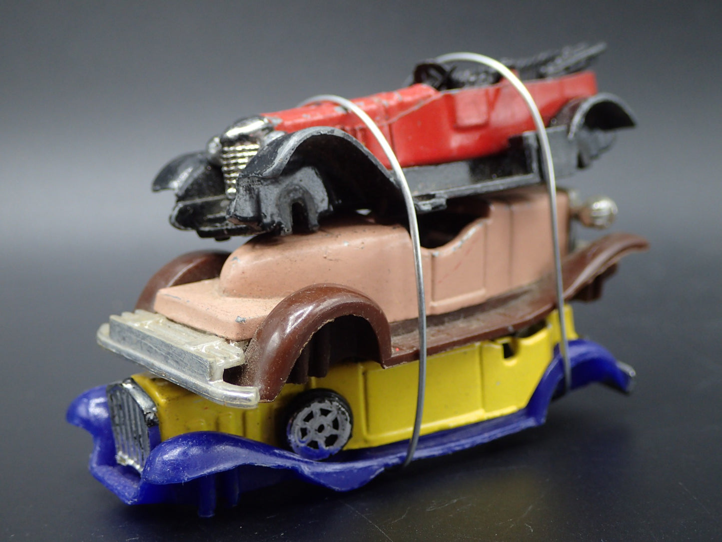 VINTAGE CLASSIC 3 CARS CRUSHED ON A FLATBED TRAILER 1:64 SCALE DIECAST MODEL CAR