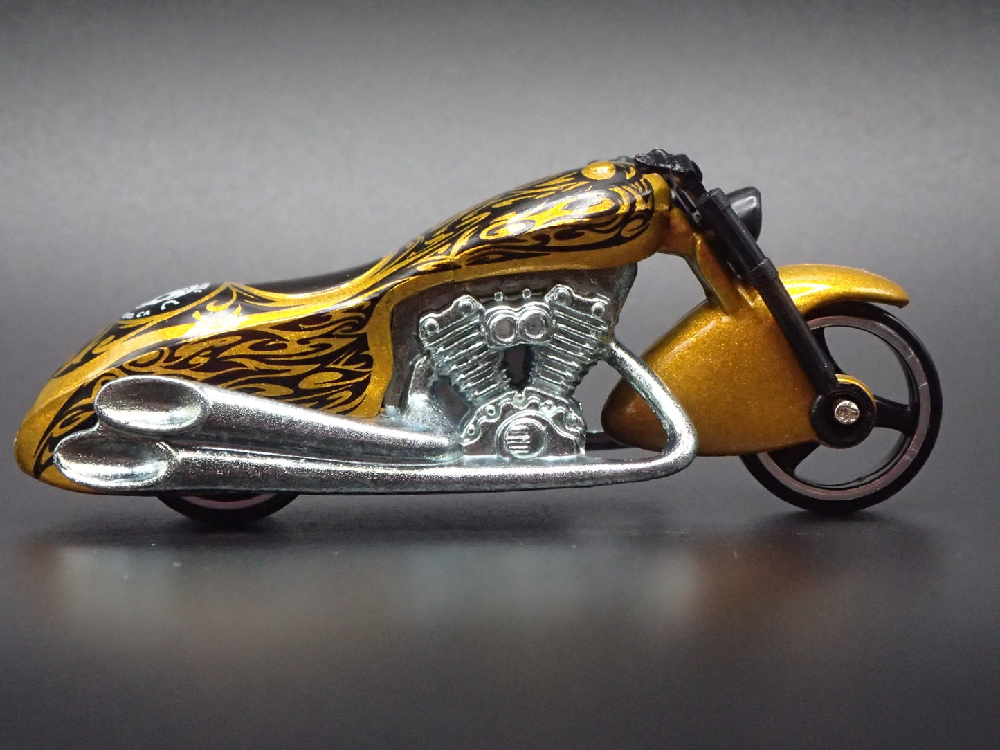 SCORCHIN SCOOTER MOTORCYCLE GOLD HOT WHEELS 1:64 HW SCALE DIECAST MODEL CAR