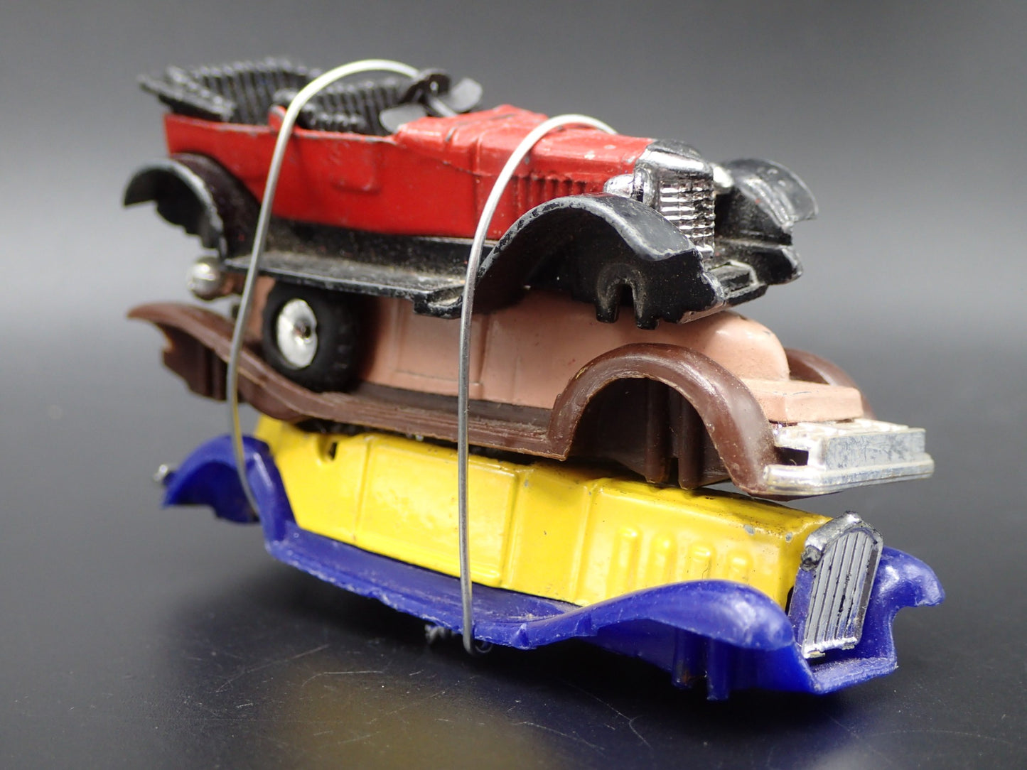 VINTAGE CLASSIC 3 CARS CRUSHED ON A FLATBED TRAILER 1:64 SCALE DIECAST MODEL CAR