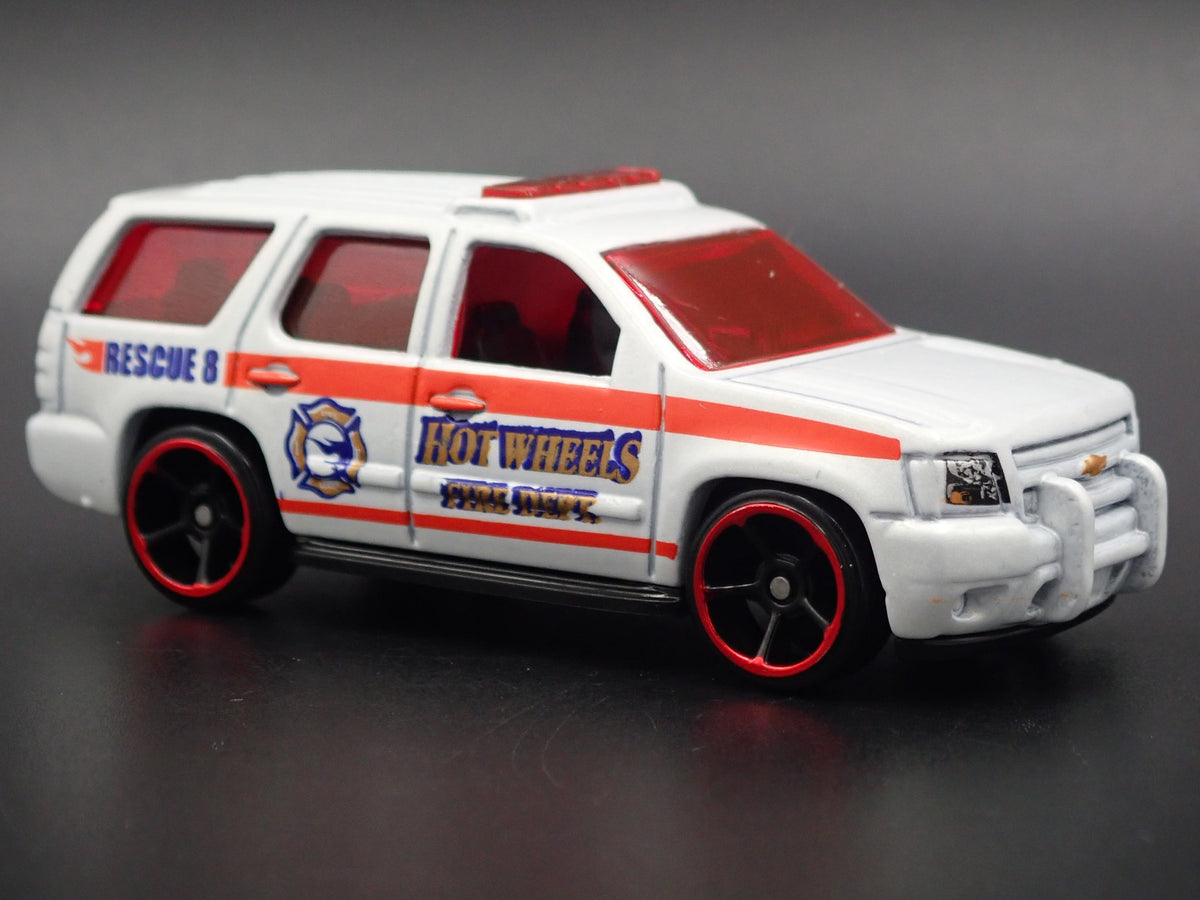 2007-2014 CHEVY CHEVROLET TAHOE FIRE DEPT 1:64 SCALE DIORAMA DIECAST MODEL CAR-Burning Rubber Toy Company