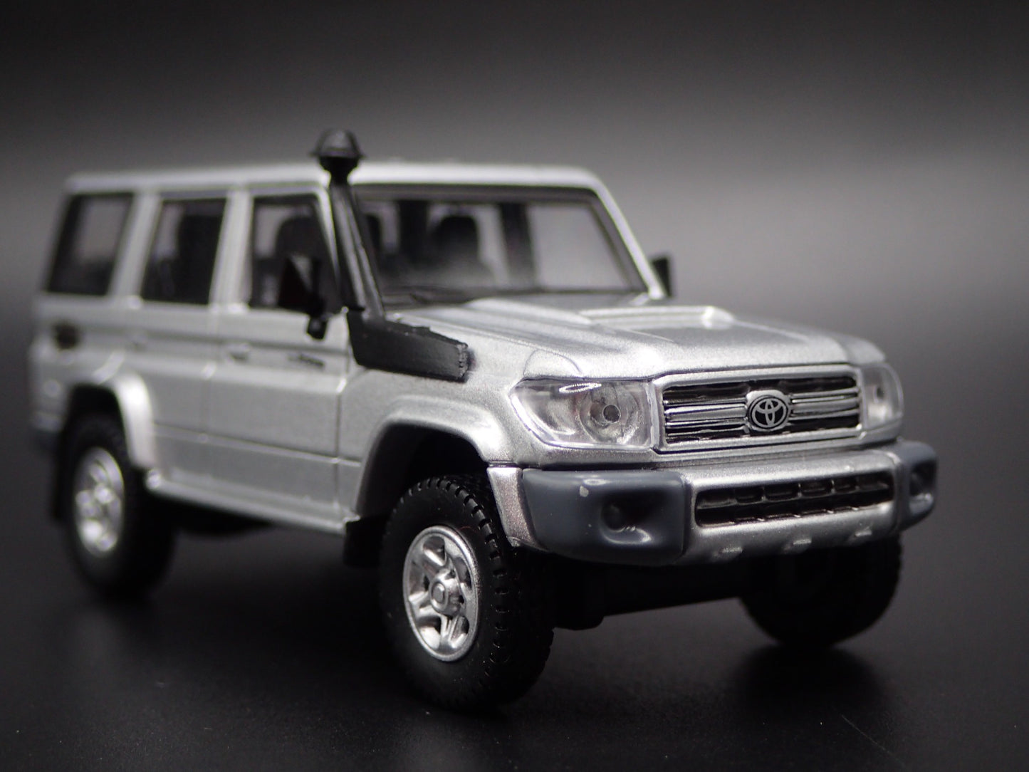 TOYOTA LAND CRUISER 70 SERIES 1/64 SCALE COLLECTIBLE DIORAMA DIECAST MODEL CAR