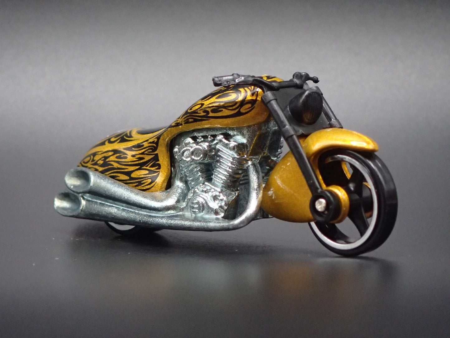 SCORCHIN SCOOTER MOTORCYCLE GOLD HOT WHEELS 1:64 HW SCALE DIECAST MODEL CAR
