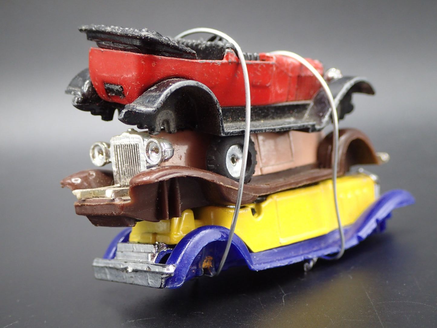 VINTAGE CLASSIC 3 CARS CRUSHED ON A FLATBED TRAILER 1:64 SCALE DIECAST MODEL CAR