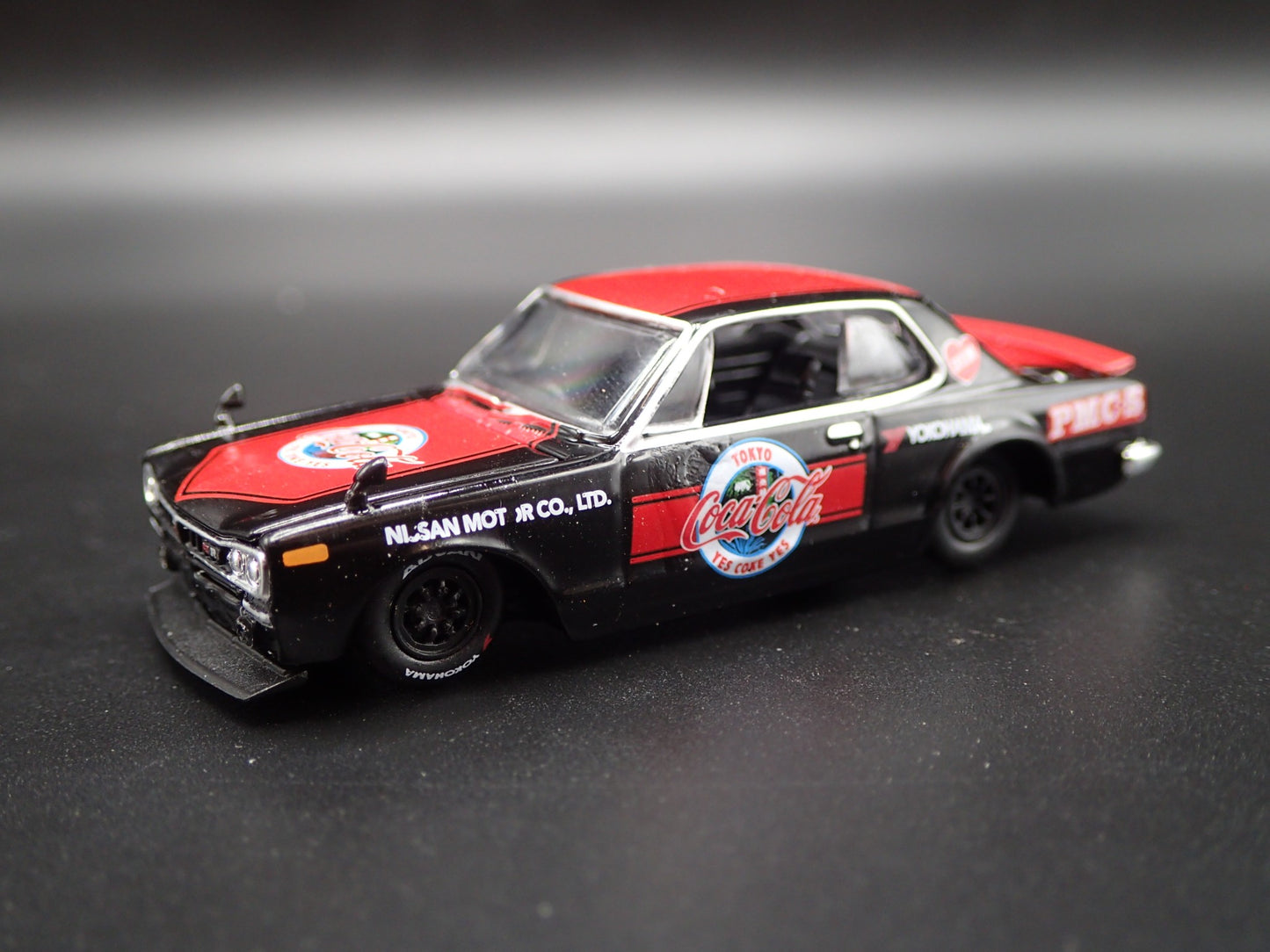 1971 71 NISSAN SKYLINE GTR COCA COLA YOKOHAMA BLACK 1:64 SCALE DIECAST MODEL CAR