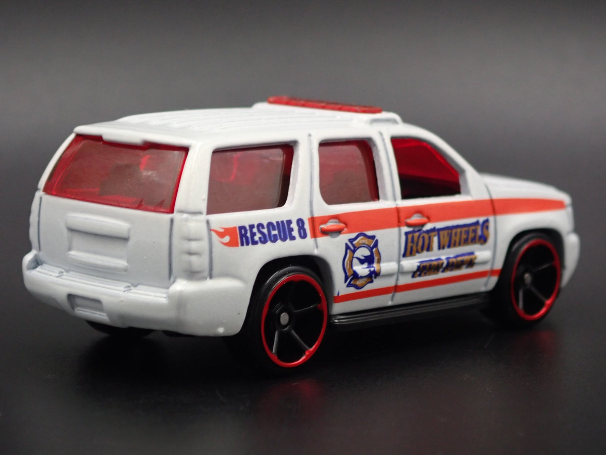 2007-2014 CHEVY CHEVROLET TAHOE FIRE DEPT 1:64 SCALE DIORAMA DIECAST MODEL CAR-Burning Rubber Toy Company