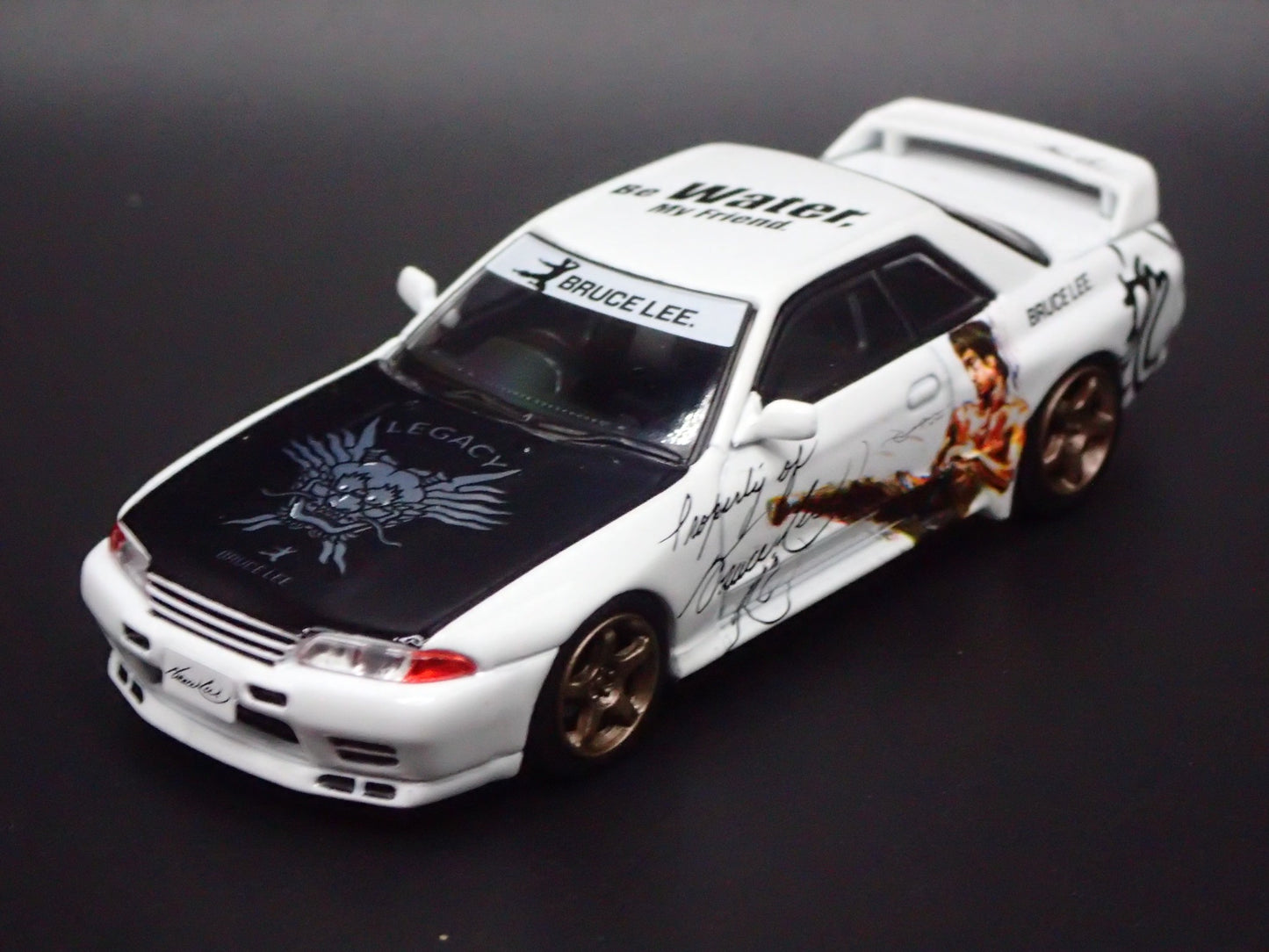 1989-1994 NISSAN SKYLINE GTR R32 BRUCE LEE 1:64 SCALE DIORAMA DIECAST MODEL CAR