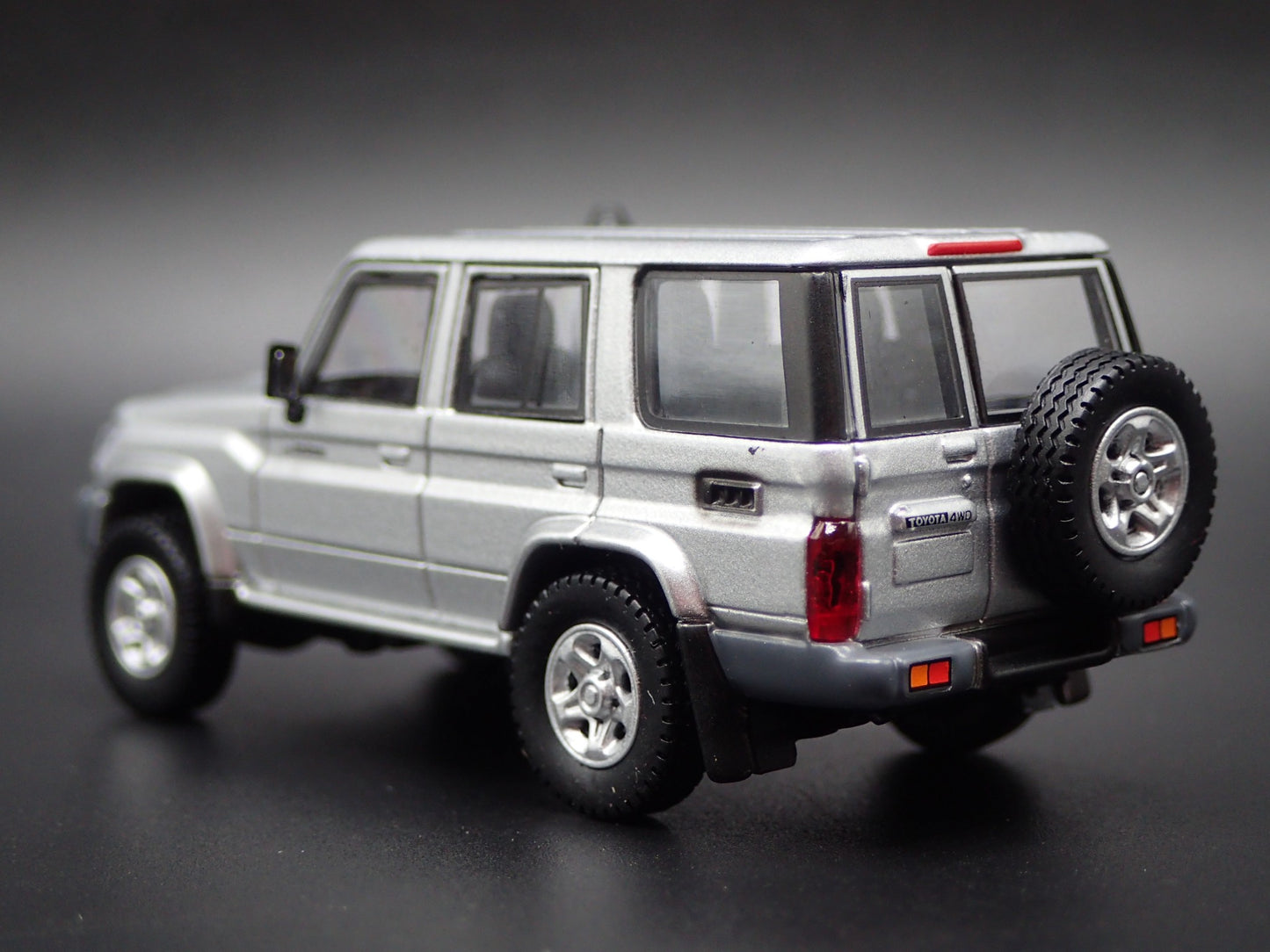 TOYOTA LAND CRUISER 70 SERIES 1/64 SCALE COLLECTIBLE DIORAMA DIECAST MODEL CAR