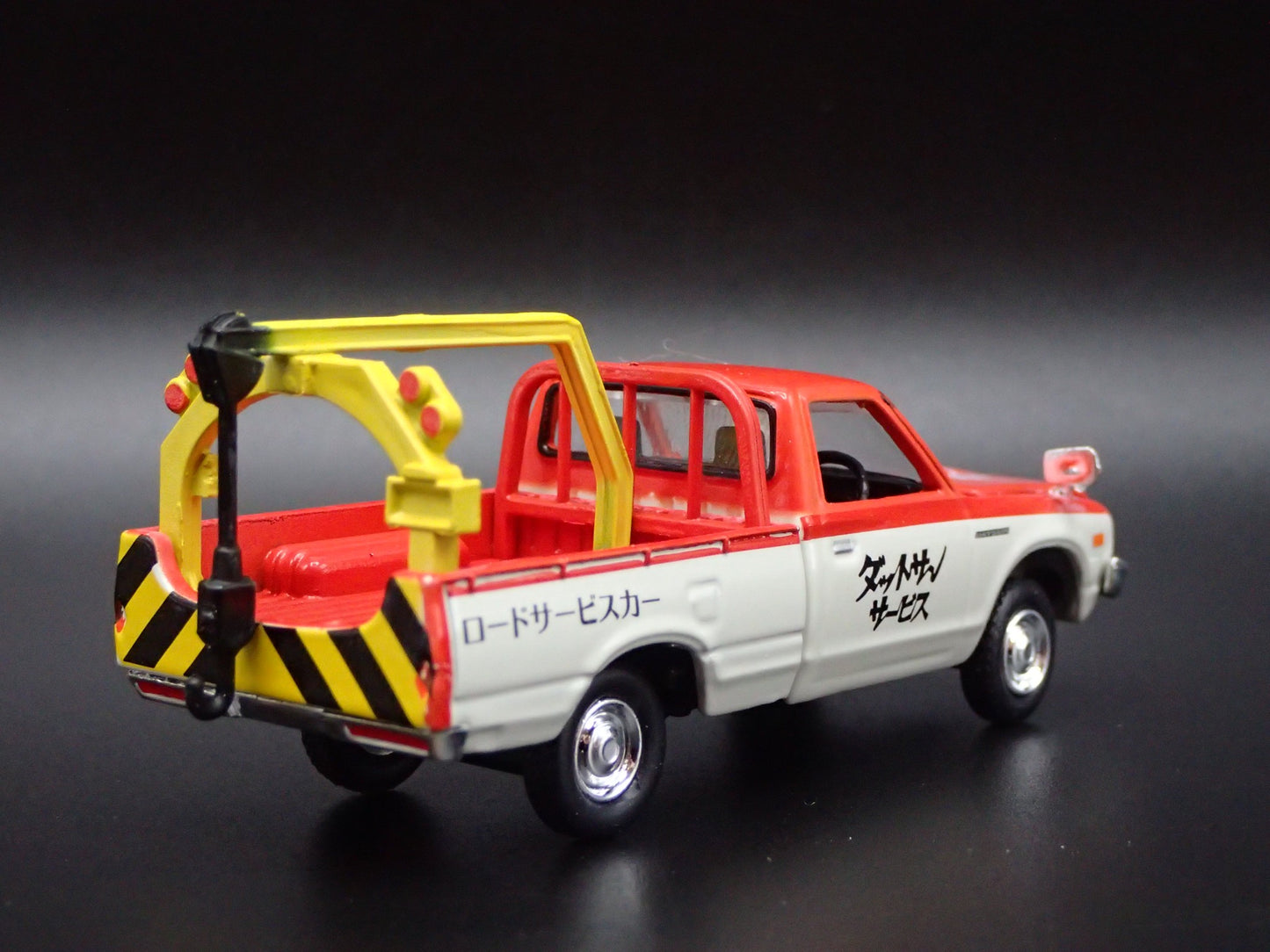 1978 78 DATSUN PICKUP TOW TRUCK 1:64 SCALE COLLECTIBLE DIORAMA DIECAST MODEL CAR