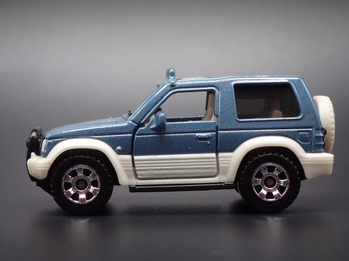 1991-1998 MITSUBISHI PAJERO SUV 1:64 SCALE COLLECTIBLE DIORAMA DIECAST MODEL CAR