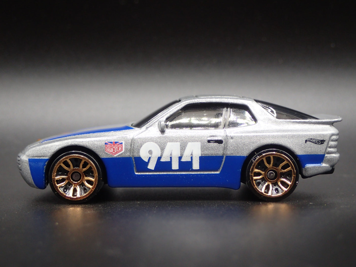 1982-1991 PORSCHE 944 TURBO URBAN OUTLAW 1:64 SCALE DIORAMA DIECAST MODEL CAR