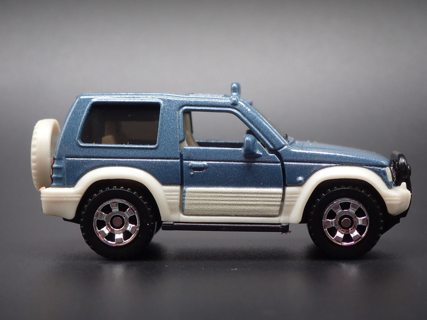 1991-1998 MITSUBISHI PAJERO SUV 1:64 SCALE COLLECTIBLE DIORAMA DIECAST MODEL CAR