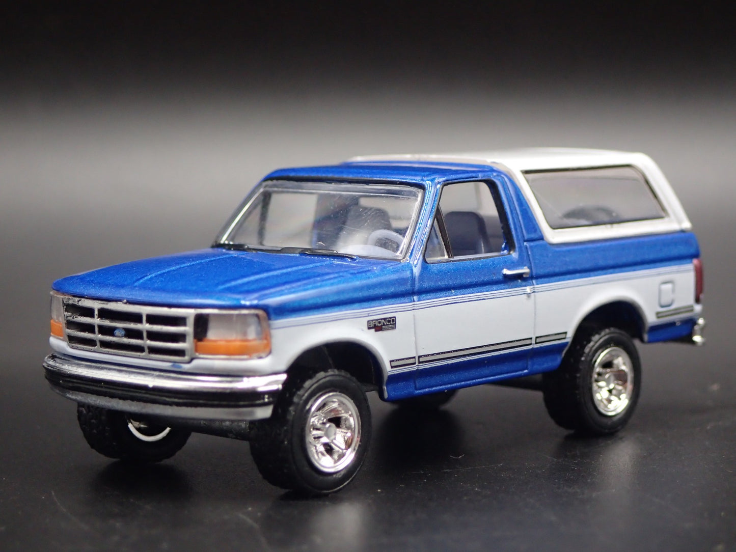 1992 92 FORD BRONCO XLT BLUE 1:64 SCALE COLLECTIBLE DIORAMA DIECAST MODEL CAR`
