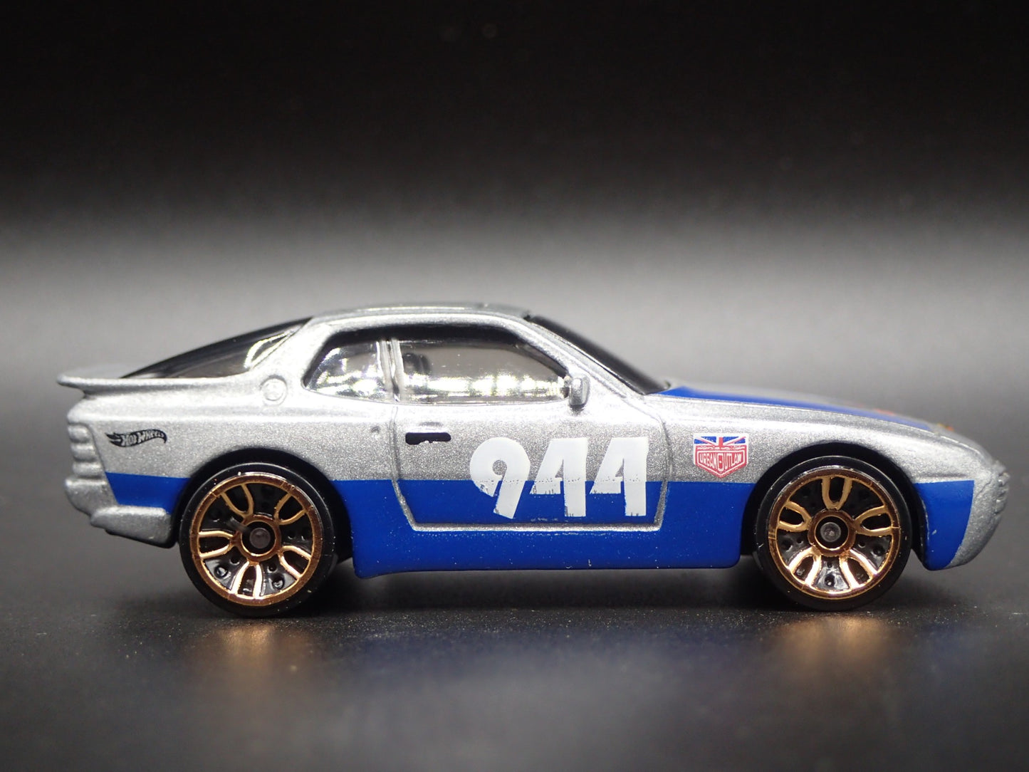 1982-1991 PORSCHE 944 TURBO URBAN OUTLAW 1:64 SCALE DIORAMA DIECAST MODEL CAR