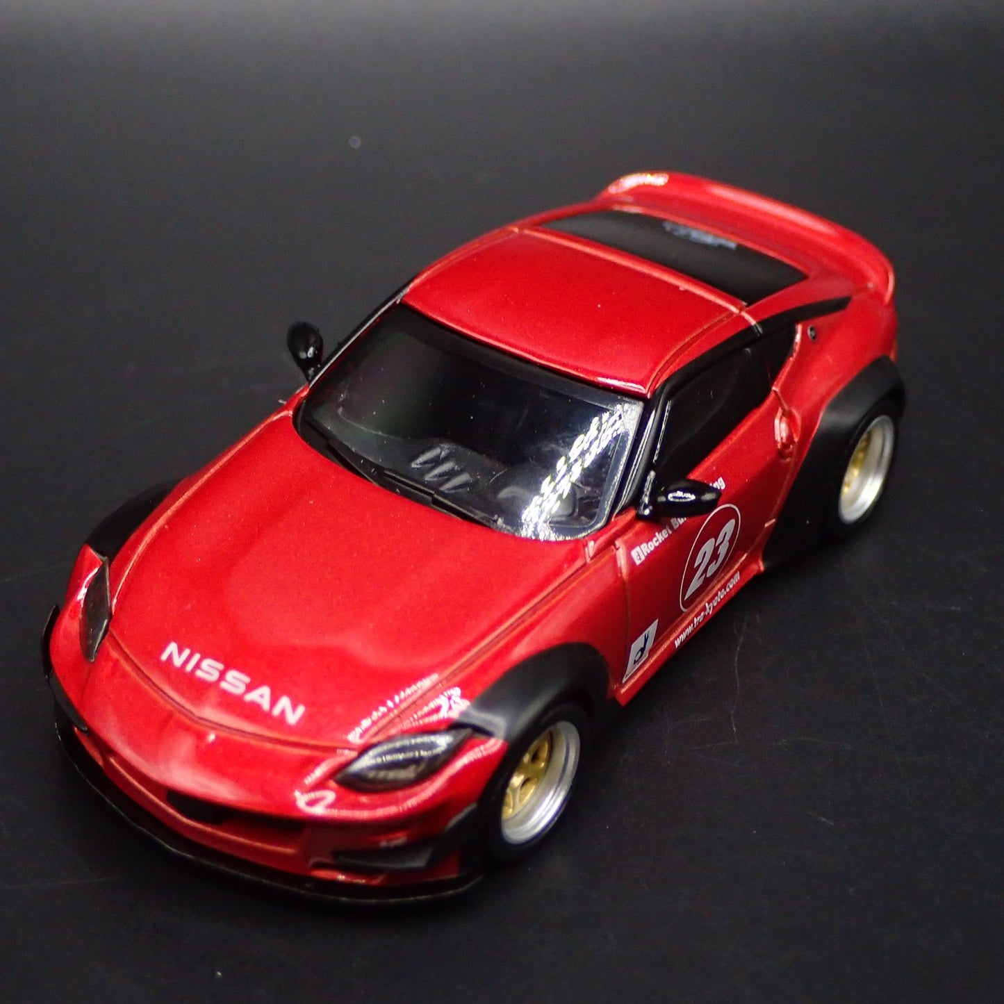 2023-2025 NISSAN Z PANDEM RED 1:64 SCALE COLLECTIBLE DIORAMA DIECAST MODEL CAR