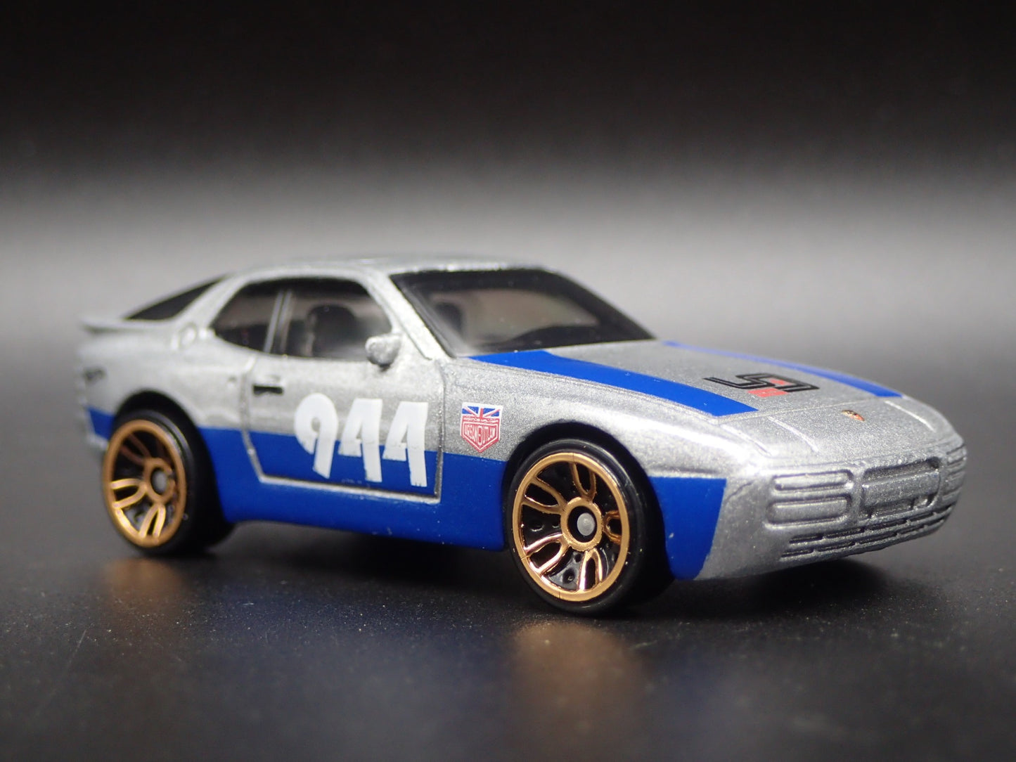 1982-1991 PORSCHE 944 TURBO URBAN OUTLAW 1:64 SCALE DIORAMA DIECAST MODEL CAR