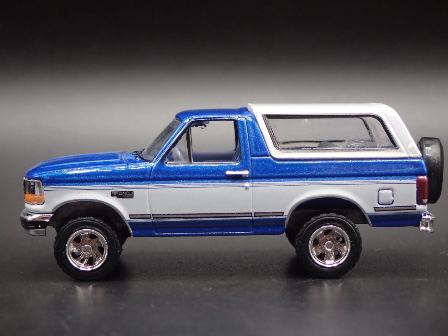 1992 92 FORD BRONCO XLT BLUE 1:64 SCALE COLLECTIBLE DIORAMA DIECAST MODEL CAR`