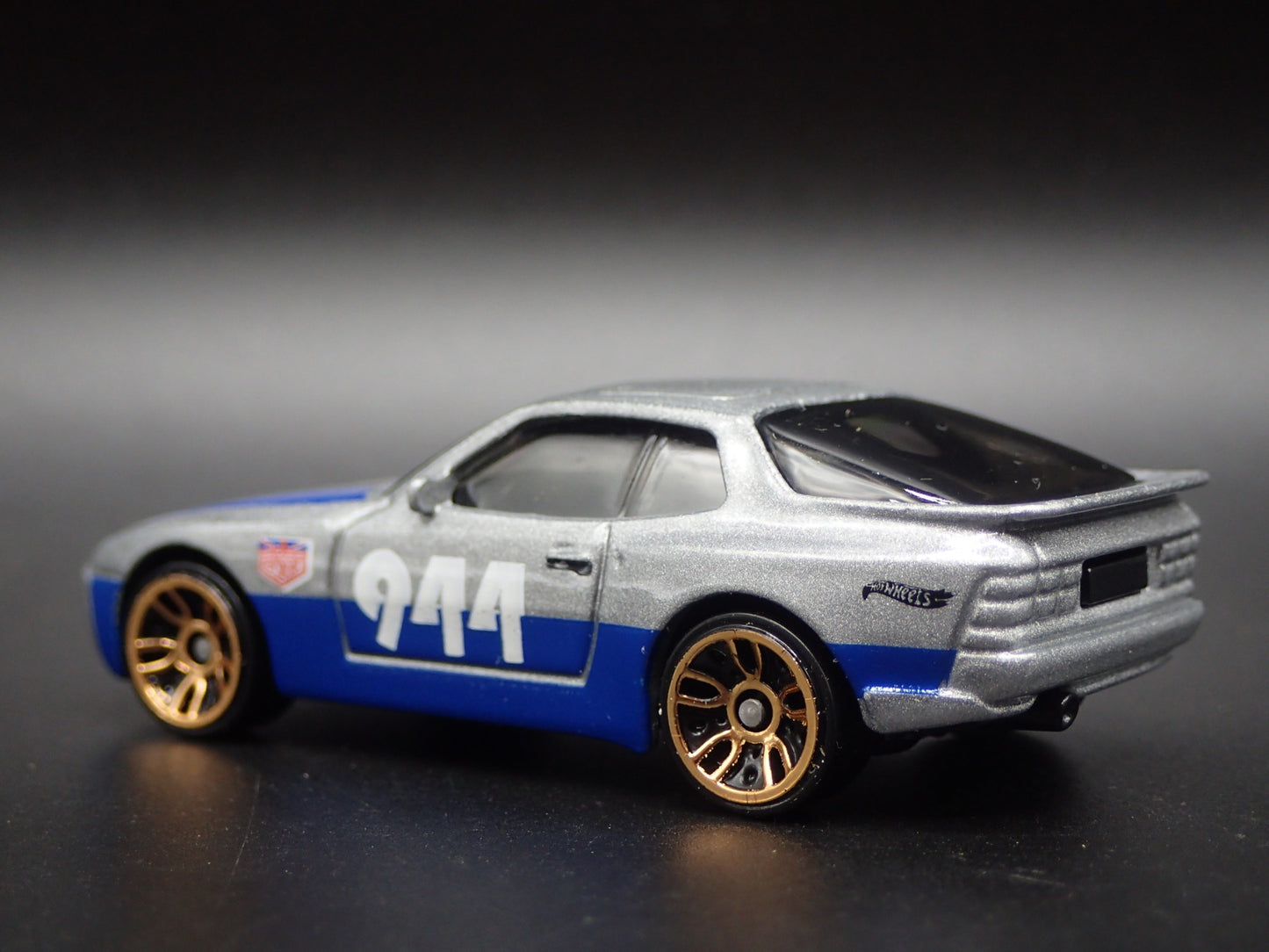 1982-1991 PORSCHE 944 TURBO URBAN OUTLAW 1:64 SCALE DIORAMA DIECAST MODEL CAR