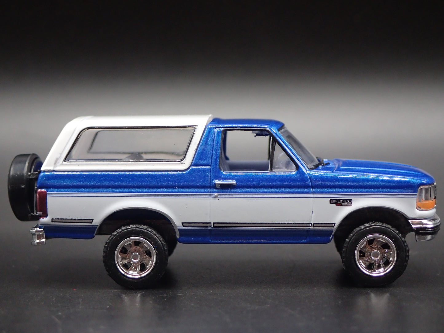 1992 92 FORD BRONCO XLT BLUE 1:64 SCALE COLLECTIBLE DIORAMA DIECAST MODEL CAR`